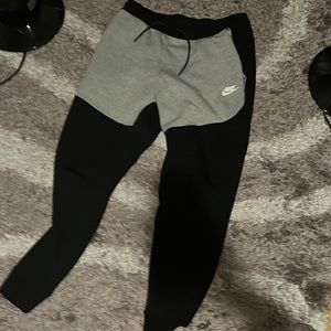 I barely wore these cause they don’t fit me so I am selling them for cheap